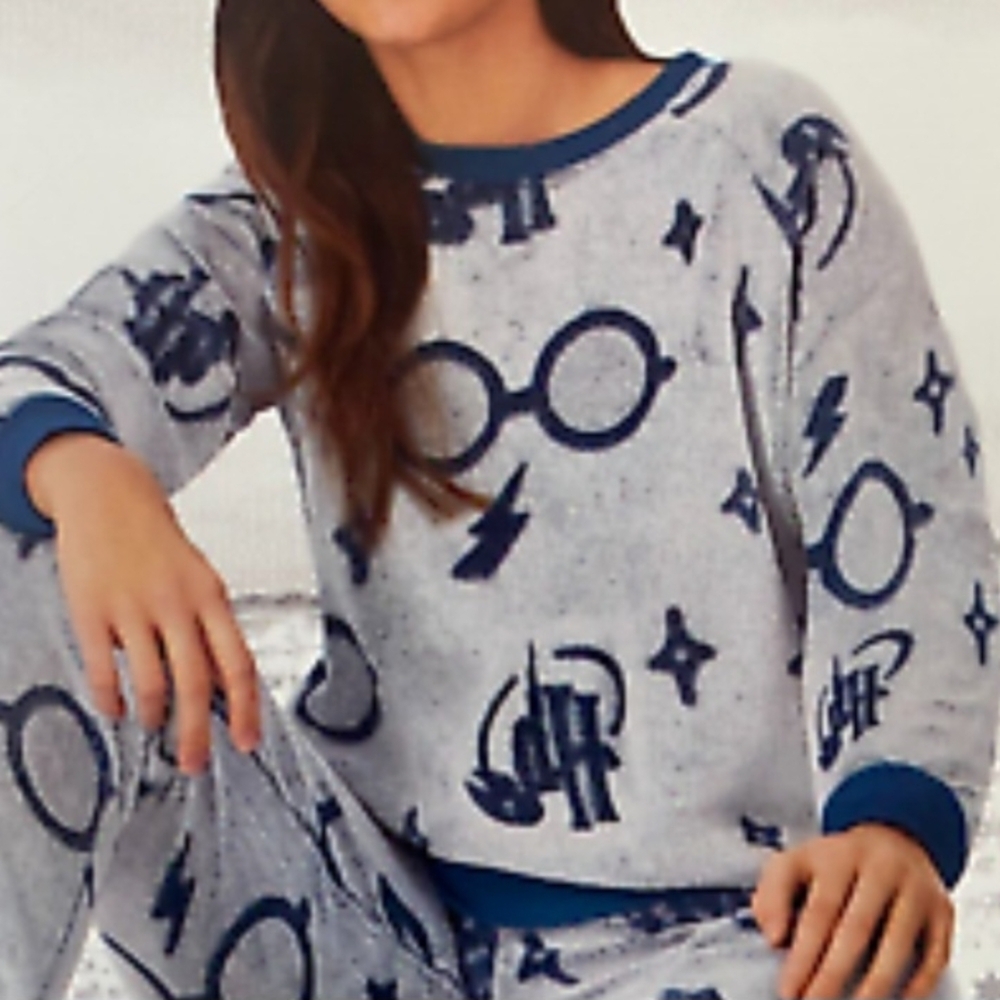 Wizarding World Blue/blue Pajama Top/Sweatshirt with Harry Potter Motif. Large